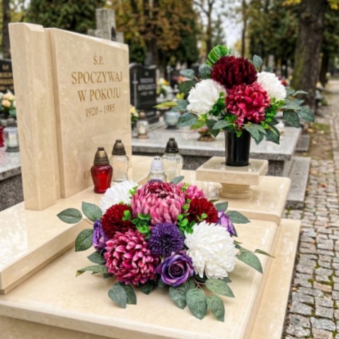 Elegancki kompletn nagrobny z różą chryzantemą czosnkiem ozdobnym
